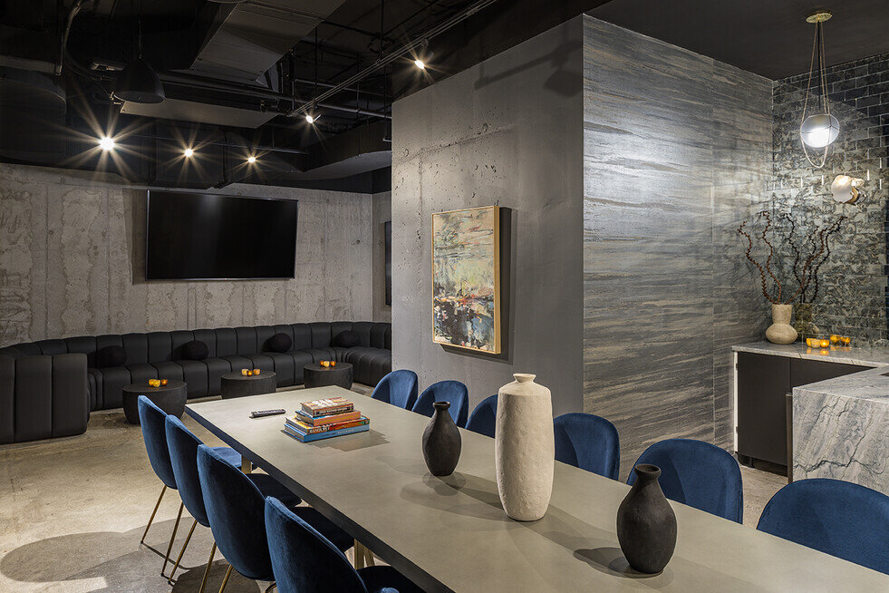 FiDi NYC Hotel room with long table